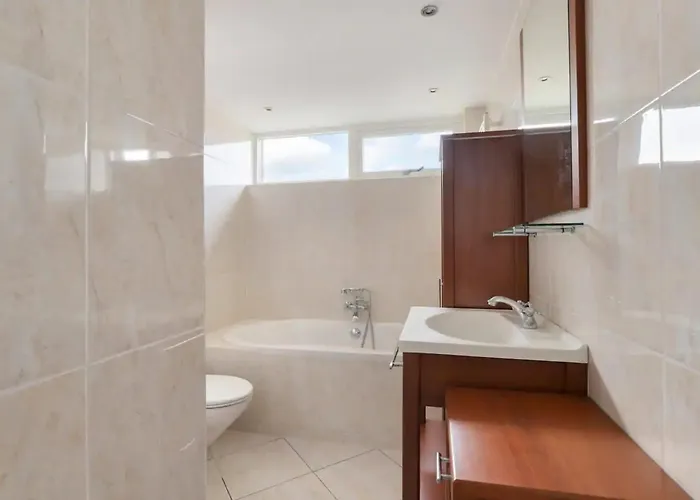 Apeldoorn- Ruime Eengezinswoning Met 5 Slaapkamers